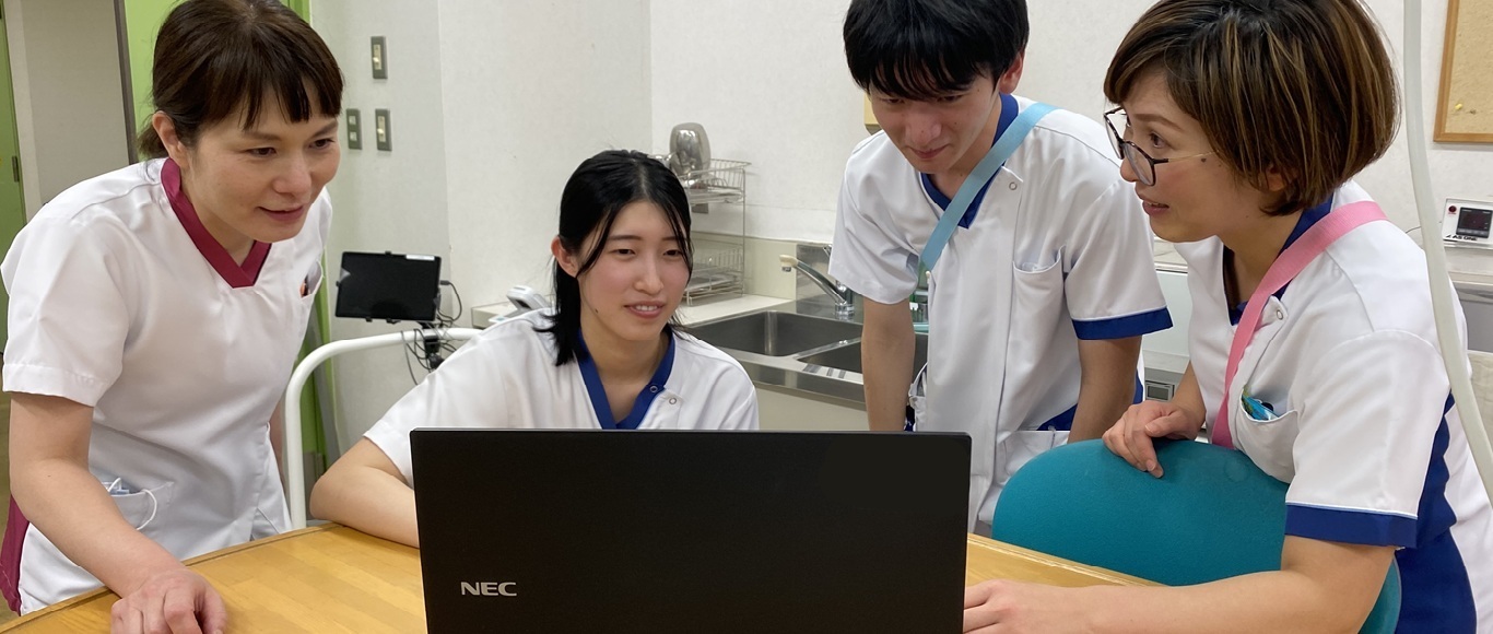 ナースステーション打ち合わせ中