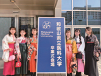 卒業式会場前で記念写真
