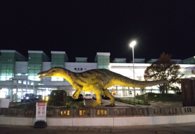 福井県駅前の恐竜のオブジェの写真