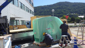 装置搬入時の様子その1