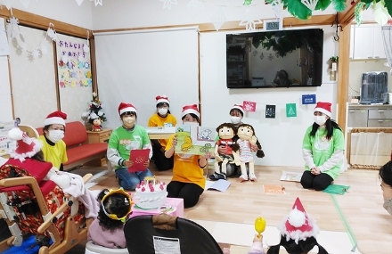 紙芝居を読んでいる画像