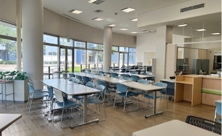 食堂の画像、テーブル側