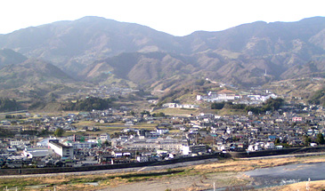 紀北分院遠景。和泉山脈と紀ノ川